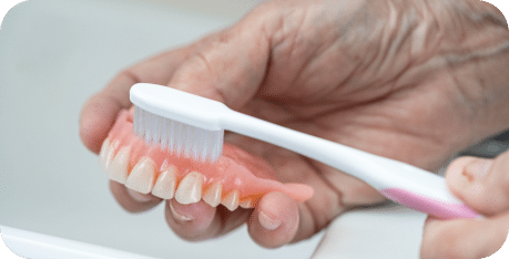 zahnarztpraxis-daimlerstrasse-25-zahnarzt-meppen-pflege-vollprothesen-taegliche-reinigung